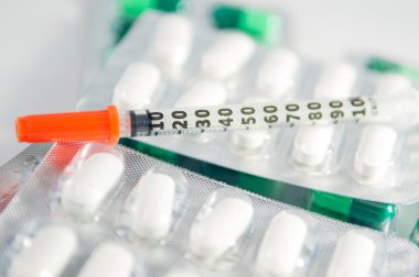 Tek kullanımlık şırınga Vakumlu Ambalaj üzerinde göstermek tıp kavramı