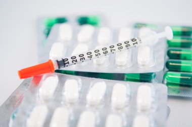 Tek kullanımlık şırınga Vakumlu Ambalaj üzerinde göstermek tıp kavramı