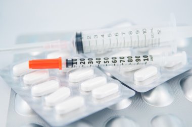 Tek kullanımlık şırınga Vakumlu Ambalaj üzerinde göstermek tıp kavramı