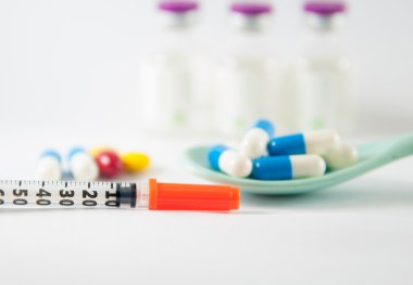 enjeksiyon şişeleri ve kaşık kapsüle tek kullanımlık şırınga