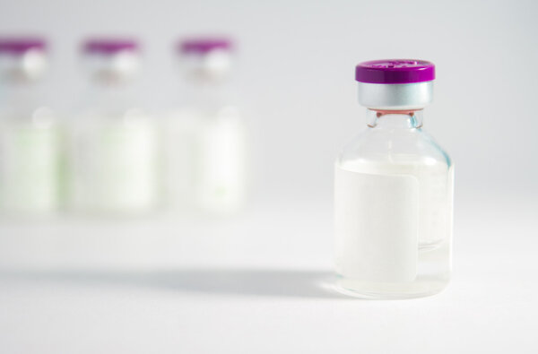 Флаконы с инъекциями и эффект тени
