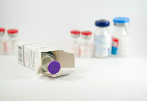 Uzavřeno injekční lahvičky v kolonce Ukázat medicína konceptu — Stock fotografie