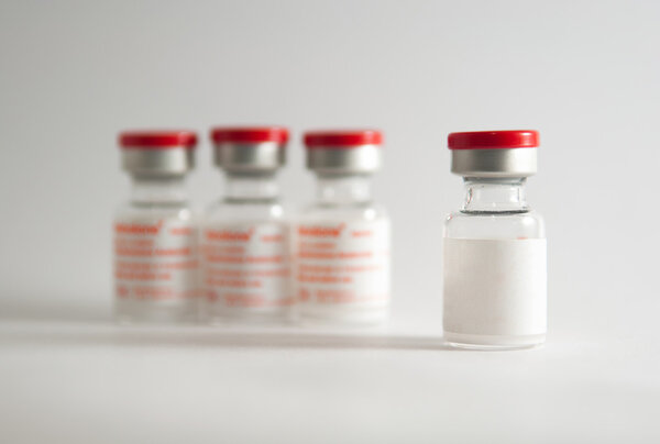 Флаконы с белыми лекарствами
