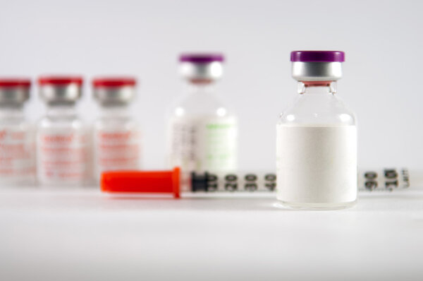 Одноразовый шприц и ампулы для инъекций
