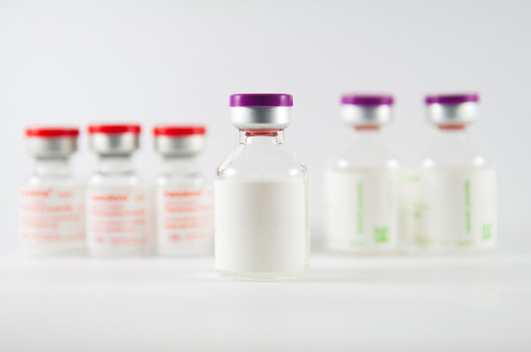 Флаконы с белыми лекарствами
