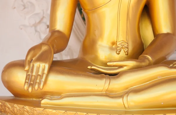 Stängt upp hand av buddha i templet i thailand — Stockfoto