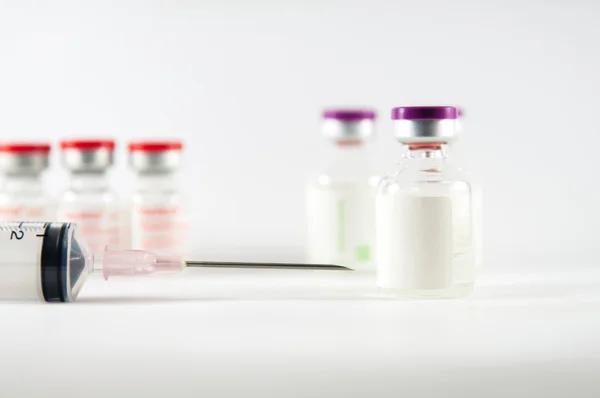 Disposable spuit en injectie flesjes achtergrond — Stockfoto