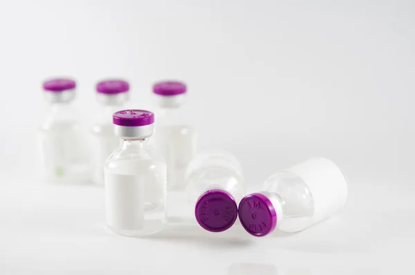 Flacons d'injection à bouchon violet montrent le concept de médecine — Photo