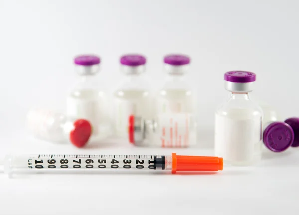 Flaconcini e siringhe per iniezione con cappuccio viola mostrano il concetto di medicinale — Foto Stock
