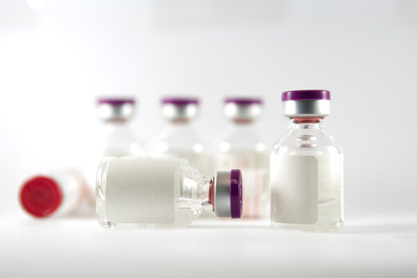 Пурпурные колпачки показывают концепцию медицины
