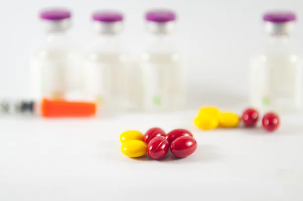 Tablet on medicine vials background — Stock Photo, Image