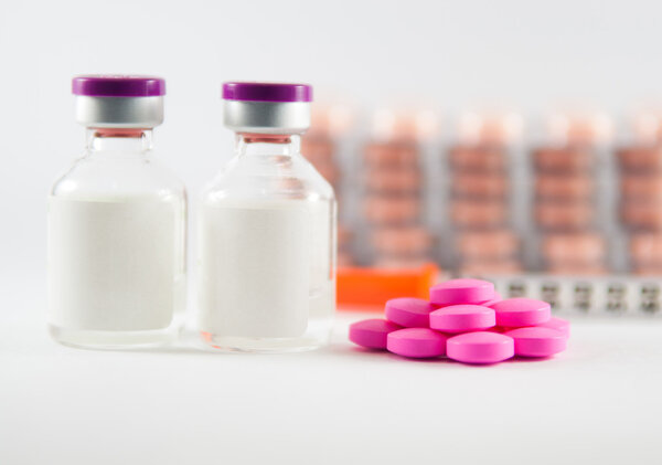 Розовые таблетки на фоне медицины
