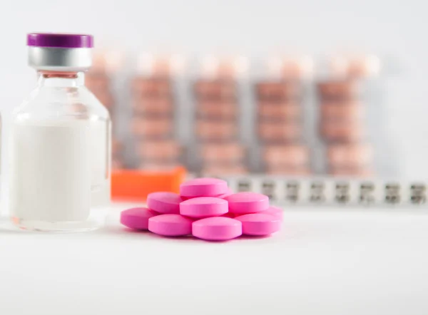 Tablet merah muda pada latar belakang obat — Stok Foto