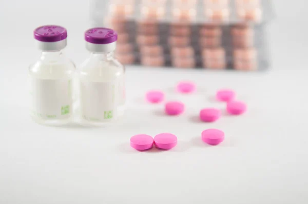 Comprimat roz pe fundal medicamentos — Fotografie, imagine de stoc