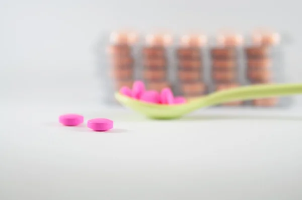 Roze Tablet PC- en lepel Toon geneeskunde concept — Stockfoto