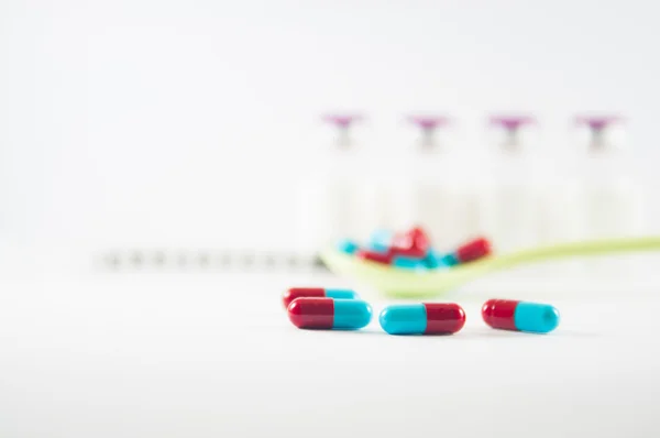 Kırmızı ve gri kapsül ilaç kavramı göstermek — Stok fotoğraf