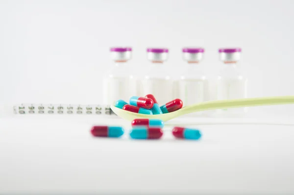 Kırmızı ve gri kapsül ilaç kavramı göstermek — Stok fotoğraf
