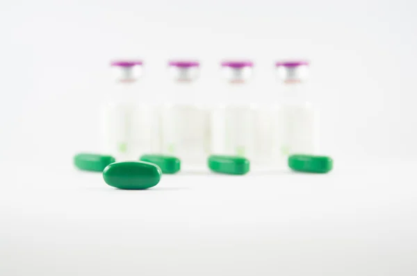 Zelený tablet na medicínu pozadí — Stock fotografie