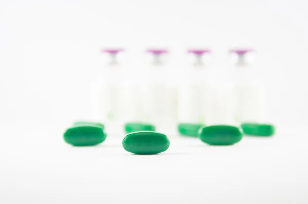 Zielone tabletki na tle medycyny — Zdjęcie stockowe