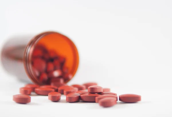 Hnědý tablet na pozadí láhev medicíny — Stock fotografie