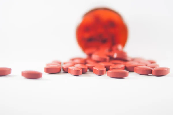 Brown tablet on medicine bottle background — Stock Photo, Image