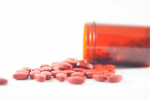 Hnědý tablet na pozadí láhev medicíny — Stock fotografie