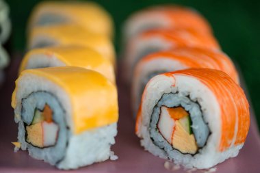 Kapalı Japon suşisi Maki ve börekleri yemek geçmişini gösteriyor.