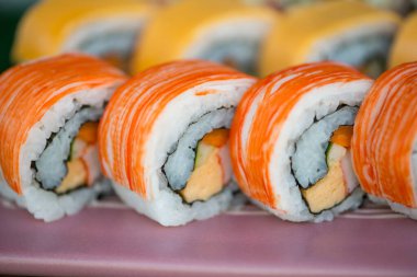 Kapalı Japon suşisi Maki ve börekleri yemek geçmişini gösteriyor.