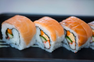 Kapalı Japon suşisi Maki ve börekleri yemek geçmişini gösteriyor.