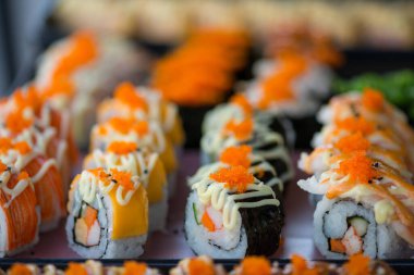 Japon suşi Maki ve ekmekleri yemek geçmişini gösteriyor.