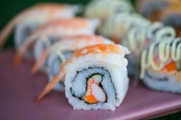 Zamknięte Japońskie Sushi Maki Rolki Pokazać Tło Żywności — Zdjęcie stockowe