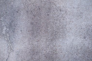 Eski beton duvarda siyah küf var.  
