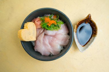 Kapalı Japon pirinci ve çiğ balık veya balık. 