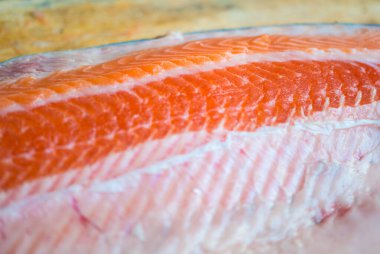 Ahşap tabakta Norveç Somonu