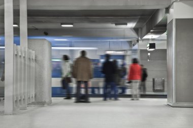 Metroda bekliyor. Tren geçerken.