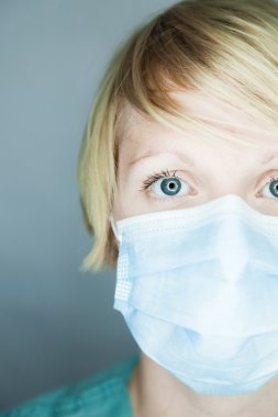 Doktor hastaya bakarak maskeli