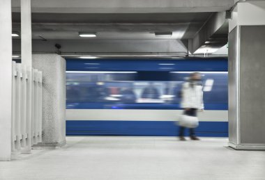 Metroda bekliyor. Tren geçerken.