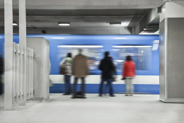 Czeka w metrze. przejeżdżających pociągów. — Zdjęcie stockowe