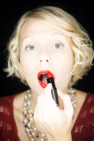 Fille peint ses lèvres avec du rouge à lèvres rouge — Photo