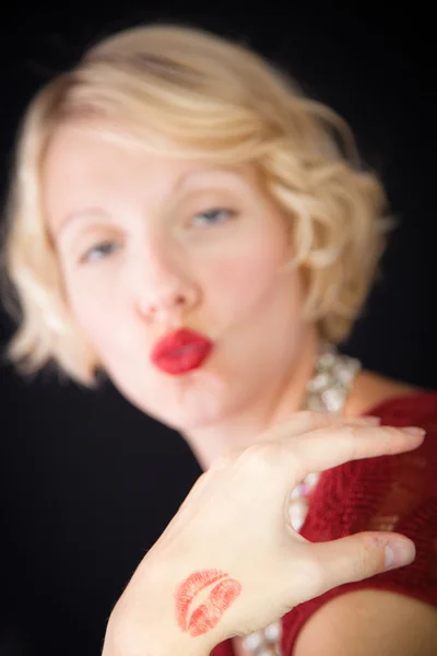 Portret van een mooi meisje met rode lippenstift — Stockfoto