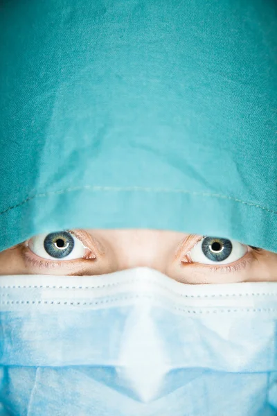 Nahaufnahme einer Krankenschwester in einer Maske — Stockfoto