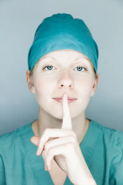 De verpleegster geeft het symbool "hush" — Stockfoto