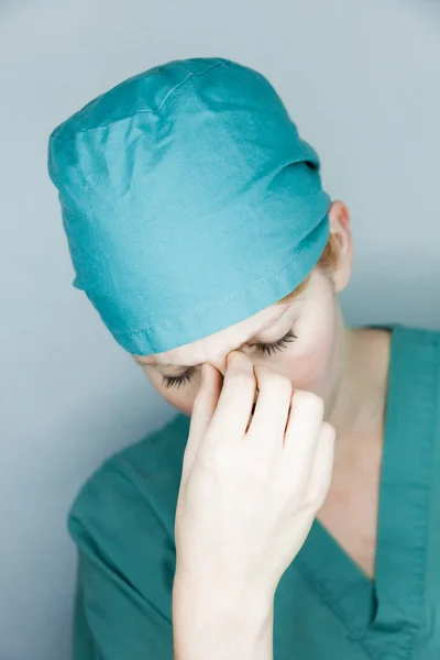 Zdravotní sestra s bolestí hlavy — Stock fotografie