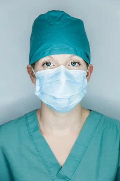 Arzt mit Maske schaut Patient an — Stockfoto