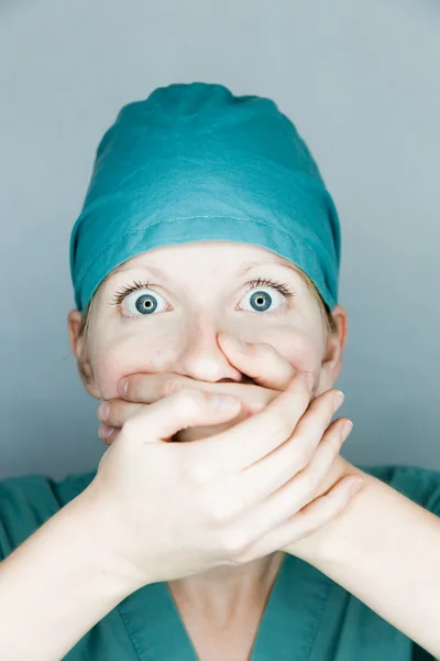 De verpleegster wordt gesloten zijn mond handen — Stockfoto