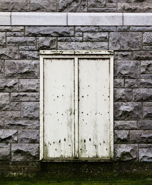 Puerta blanca en una pared de piedra —  Fotos de Stock