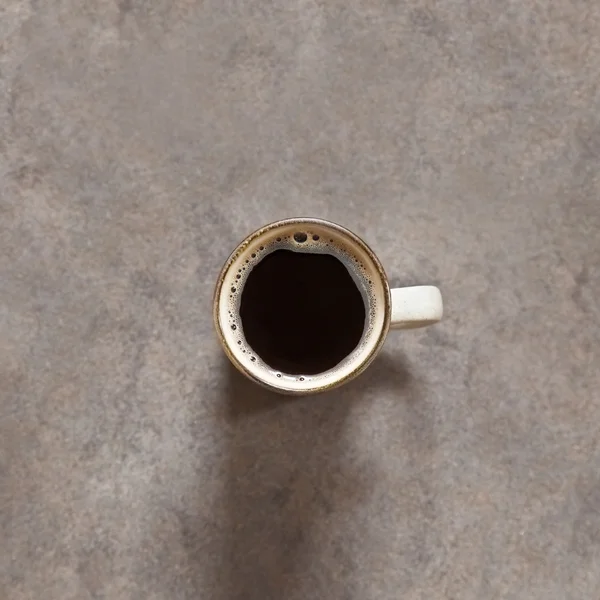 Fresh black coffee. The background is ceramic cup out of focus — Stock Photo, Image