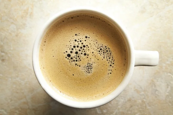 Fresh black coffee. The background is ceramic cup out of focus — Stock Photo, Image