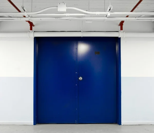 Light corridor with blue doors — Stock Photo, Image