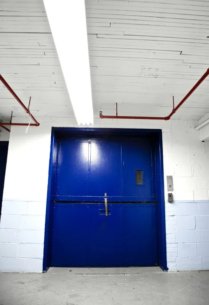 Light corridor with blue doors — Stock Photo, Image